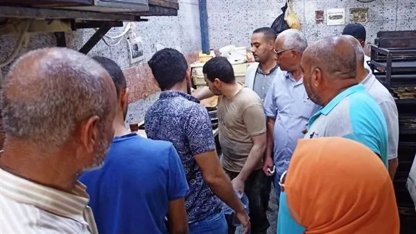 إتلاف 700 كيلو من المنتجات الفاسدة وغير المعروفة المصدر في مستودع غير مرخص بأسوان