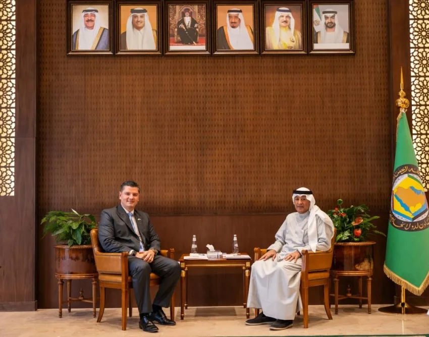 الأمين العام لمجلس التعاون يلتقي سفير السلفادور لدى المملكة الأمين العام لمجلس التعاون يلتقي سفير السلفادور لدى المملكة