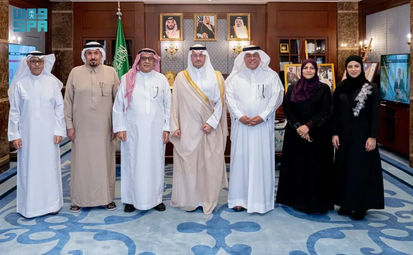 محافظ الأحساء يستضيف أعضاء مجلس إدارة جمعية الأدب المهنية وسفرائها في المحافظة