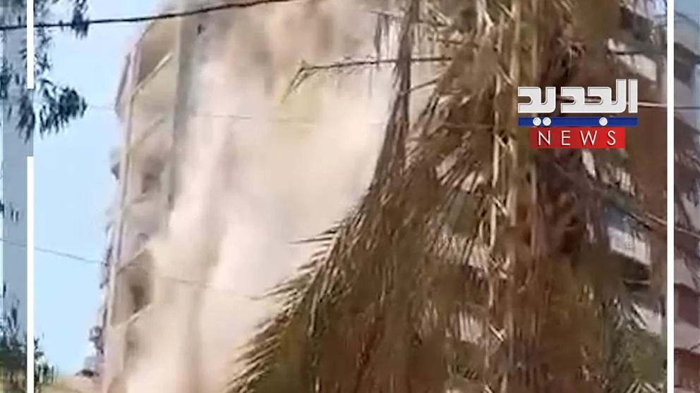 لحظة سقوط جزء من مبنى متأثر في الضاحية الجنوبية (فيديو) لحظة سقوط جزء من مبنى متأثر في الضاحية الجنوبية (فيديو)