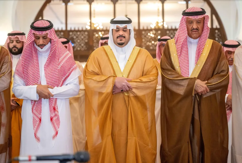 نائب أمير الرياض يتقدم صلاة الجنازة على والدة أبناء عبدالعزيز السالم