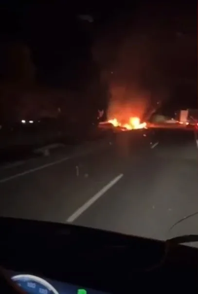 لحظة احتراق سيارة ديوغو جوتا قبل دقائق من وفاة نجم ليفربول لحظة احتراق سيارة ديوغو جوتا قبل دقائق من وفاة نجم ليفربول