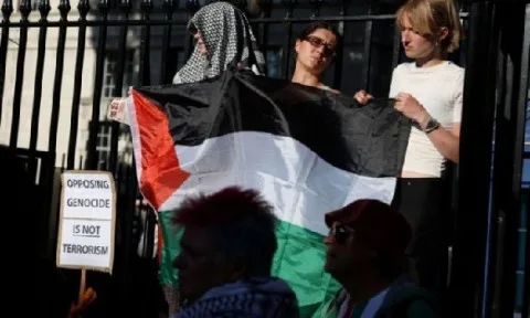 ناشطون متضامنون مع الفلسطينيين يظهرون أمام محكمة بريطانية بعد دخولهم قاعدة جوية. ناشطون متضامنون مع الفلسطينيين يظهرون أمام محكمة بريطانية بعد دخولهم قاعدة جوية.