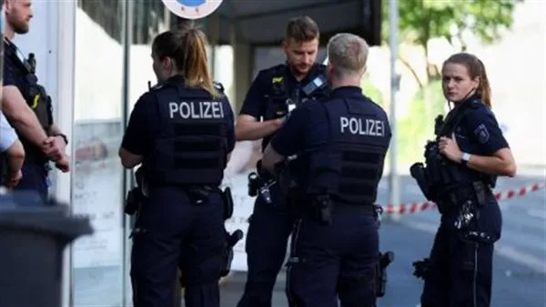 اعتقال شخص هاجم أربعة أفراد بفأس داخل قطار في ألمانيا اعتقال شخص هاجم أربعة أفراد بفأس داخل قطار في ألمانيا