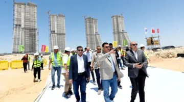 وزير الإسكان يزور موقع تنفيذ أبراج “الداون تاون” وبحيرات “العلمين داون تاون لاجون” في العلمين الجديدة