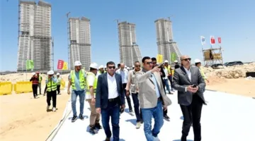 وزير الإسكان يزور موقع تنفيذ أبراج “الداون تاون” في مدينة العلمين الجديدة