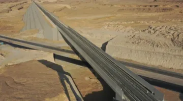 النقل: تثبيت قضبان السكك الحديدية على الجسور ومسار الخط الأول للقطار السريع “السخنة/العلمين/مطروح”