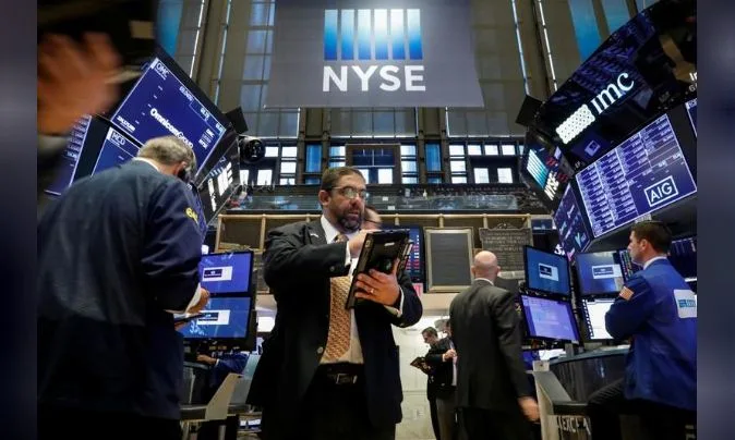 ارتفاع مؤشرات الأسهم الأمريكية ووصول إس آند بي 500 إلى قمة جديدة. ارتفاع مؤشرات الأسهم الأمريكية ووصول إس آند بي 500 إلى قمة جديدة.
