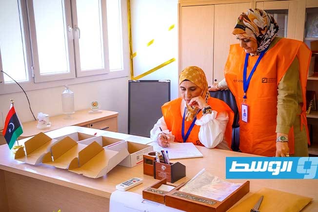 جانب من عملية توزيع بطاقات الناخبين للمرحلة الثانية بالانتخابات البلدية، الخميس 3 يوليو 2025 (مديرية أمن طرابلس)