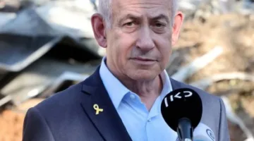 نتانياهو يلتزم بـ “إعادة كافة الرهائن” في غزة خلال زيارته الأولى للكيبوتس الذي شهد أعلى عدد من عمليات الاختطاف في هجوم 7 أكتوبر.