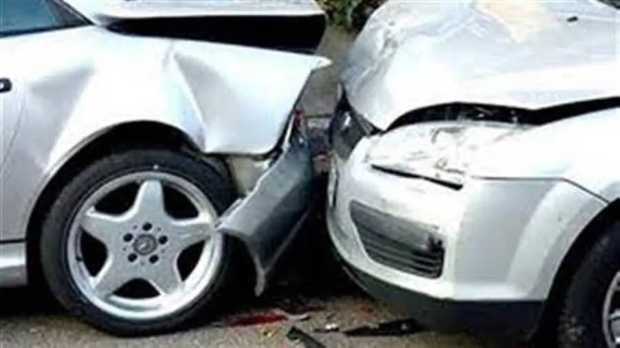 وفاة مسنّة وإصابة ثلاثة أشخاص آخرين إثر collision سيارتين خاصتين على طريق العلمين
