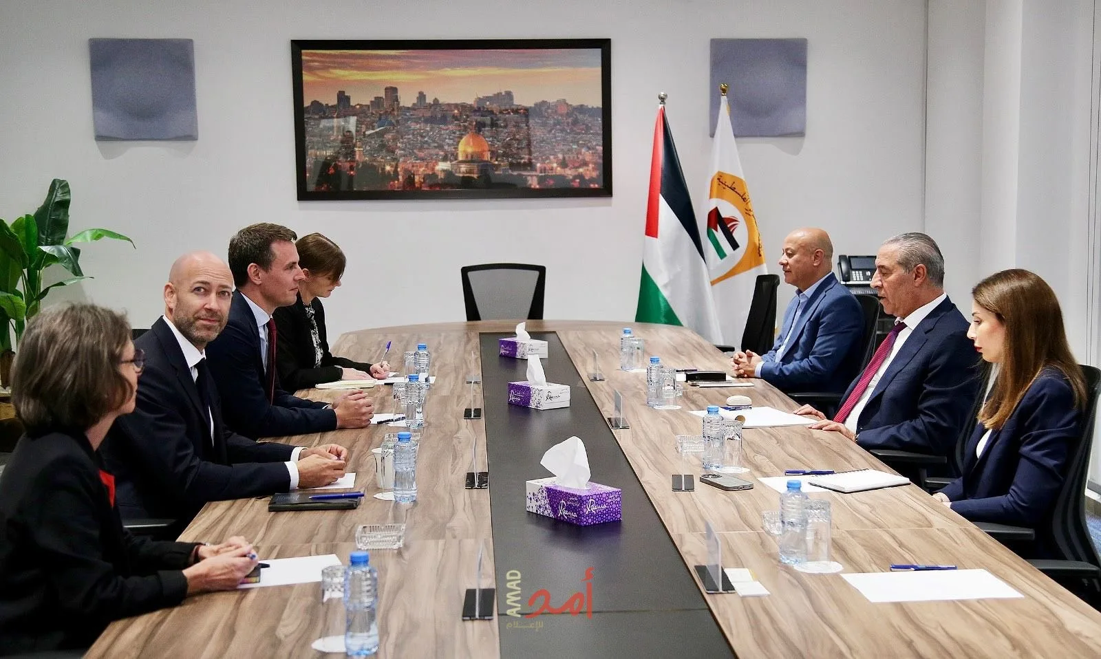 الشيخ يتباحث مع وفد أوروبي حول إنهاء حرب الإبادة في غزة ووقف اعتداءات المستوطنين. الشيخ يتباحث مع وفد أوروبي حول إنهاء حرب الإبادة في غزة ووقف اعتداءات المستوطنين.