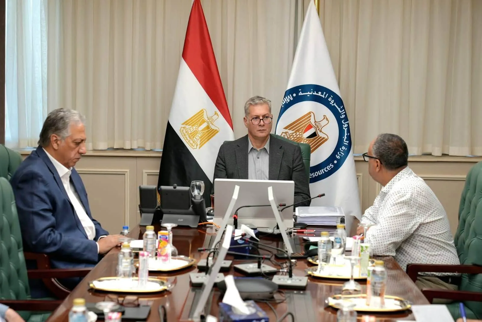 وزير البترول يراقب جهود البحث عن المفقودين في حادث البارجة البحرية والتصدي لتبعاته حسب خطط الطوارئ وزير البترول يراقب جهود البحث عن المفقودين في حادث البارجة البحرية والتصدي لتبعاته حسب خطط الطوارئ