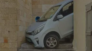 سائق يتنقل بسيارته عبر درج ضيق نتيجة تطبيق مخصص.