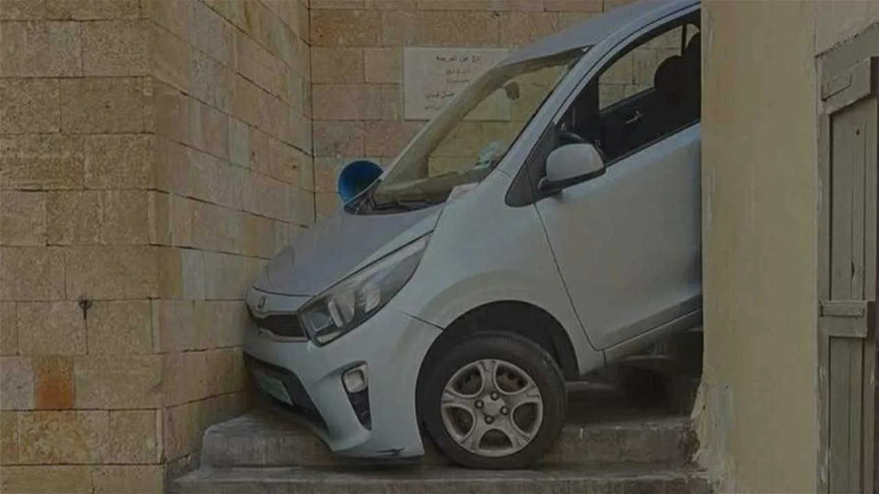سائق يتنقل بسيارته عبر درج ضيق نتيجة تطبيق مخصص. سائق يتنقل بسيارته عبر درج ضيق نتيجة تطبيق مخصص.