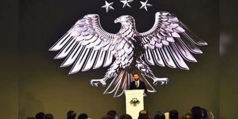 الشرع يؤكد أن سوريا “لا تقبل التقسيم” أثناء مراسم إطلاق الشعار الجديد للجمهورية الشرع يؤكد أن سوريا “لا تقبل التقسيم” أثناء مراسم إطلاق الشعار الجديد للجمهورية