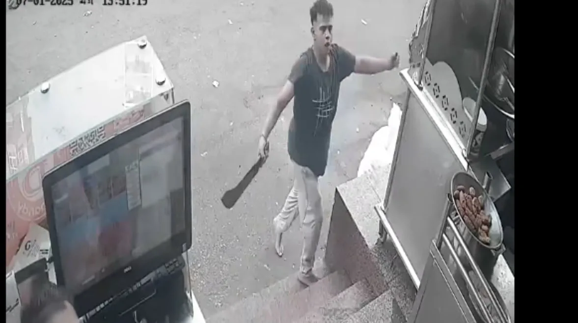 خوف داخل المطعم”.. الأمن يحقق في فيديو “بلطجي فيصل خوف داخل المطعم”.. الأمن يحقق في فيديو “بلطجي فيصل