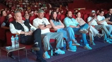تامر عبدالمنعم، عصام كاريكا، وأميرة فتحي في عرض مسرحية “الملك وأنا”