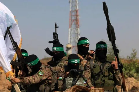 حماس: نجري محادثات مع الفصائل الفلسطينية بشأن اقتراح الوسطاء لوقف إطلاق النار في غزة، وسنعلن قرارنا النهائي بعد الانتهاء منها. حماس: نجري محادثات مع الفصائل الفلسطينية بشأن اقتراح الوسطاء لوقف إطلاق النار في غزة، وسنعلن قرارنا النهائي بعد الانتهاء منها.