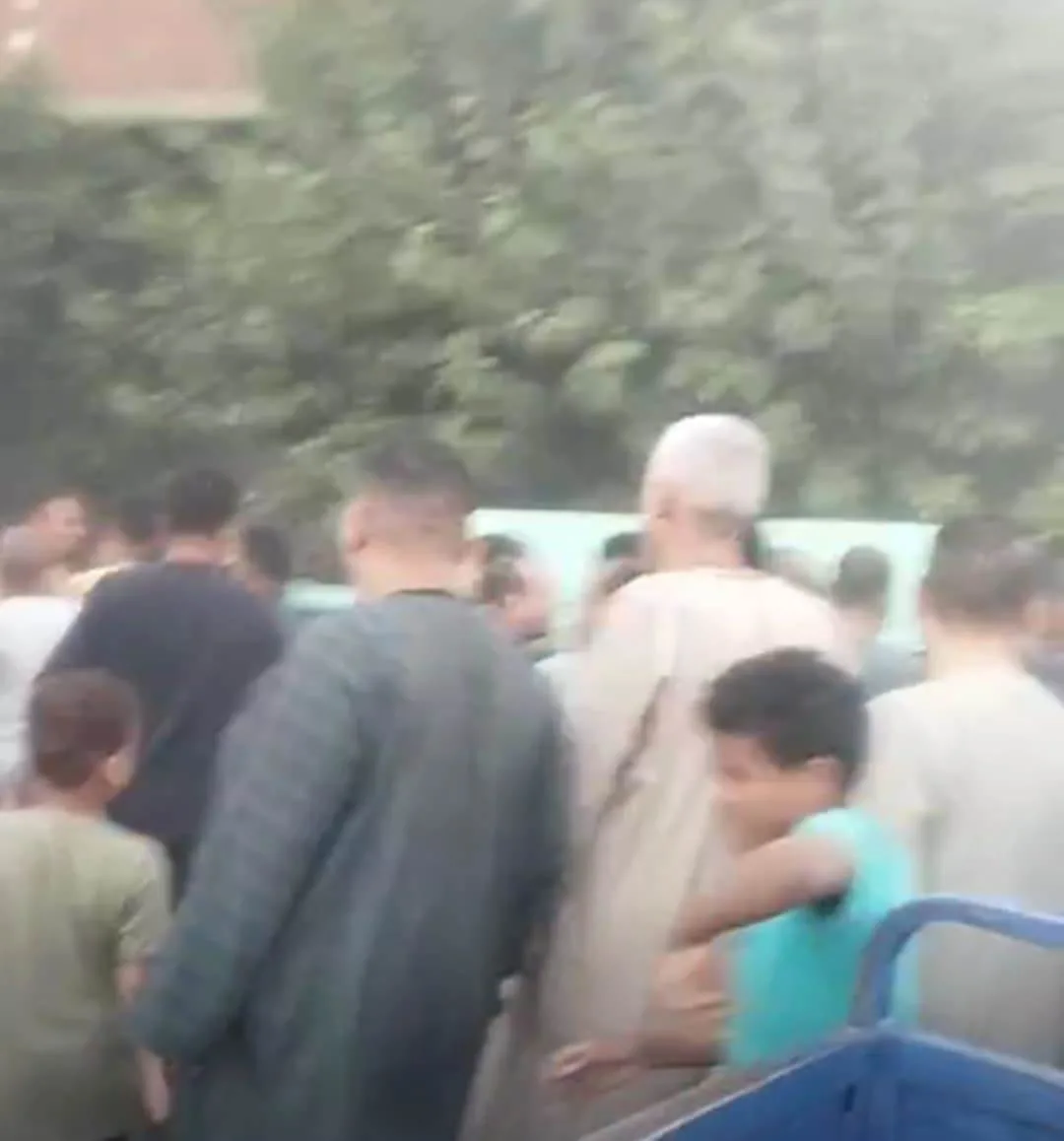 أهالي المنيا يودعون جثامين الأطفال الثلاثة الذين أقدم والدهم على قتلهم.. صور