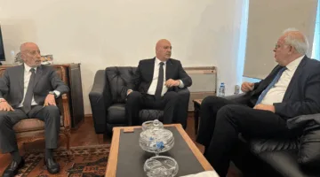 الرئيس جوزاف عون يستقبل وزير العدل عادل نصار في مكتبه خلال زيارة تفقدية، حيث أكد على ضرورة تعزيز العدالة في هذه المرحلة.