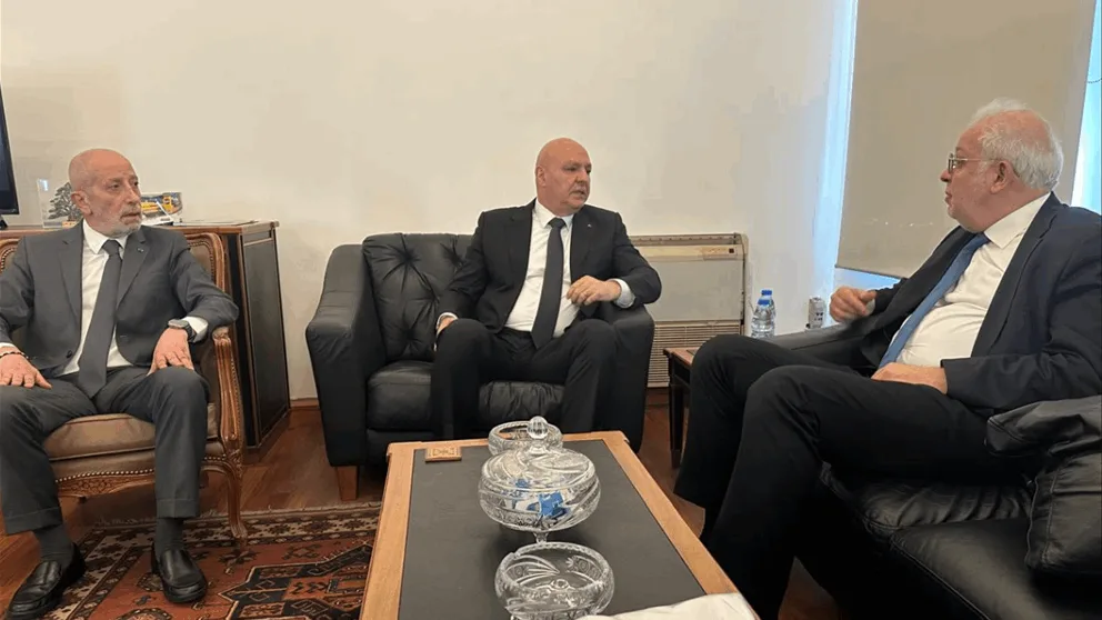 الرئيس جوزاف عون يستقبل وزير العدل عادل نصار في مكتبه خلال زيارة تفقدية، حيث أكد على ضرورة تعزيز العدالة في هذه المرحلة. الرئيس جوزاف عون يستقبل وزير العدل عادل نصار في مكتبه خلال زيارة تفقدية، حيث أكد على ضرورة تعزيز العدالة في هذه المرحلة.