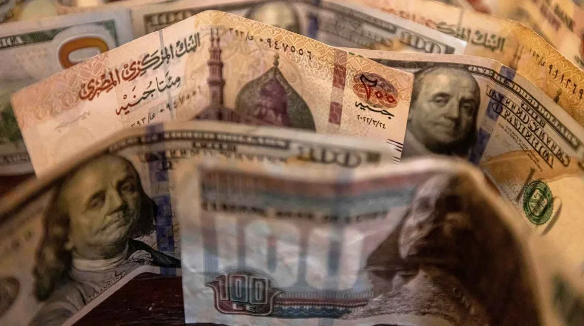 على الرغم من تراجعه عالمياً.. ما سبب عدم انخفاض سعر الدولار مقابل الجنيه؟ على الرغم من تراجعه عالمياً.. ما سبب عدم انخفاض سعر الدولار مقابل الجنيه؟