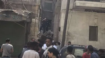 انه collapsing building of two floors في منطقة السيدة عائشة (صور)