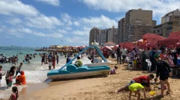 شواطئ الإسكندرية تتلقى أعدادًا متزايدة من الزوار مع افتتاح موسم الصيف