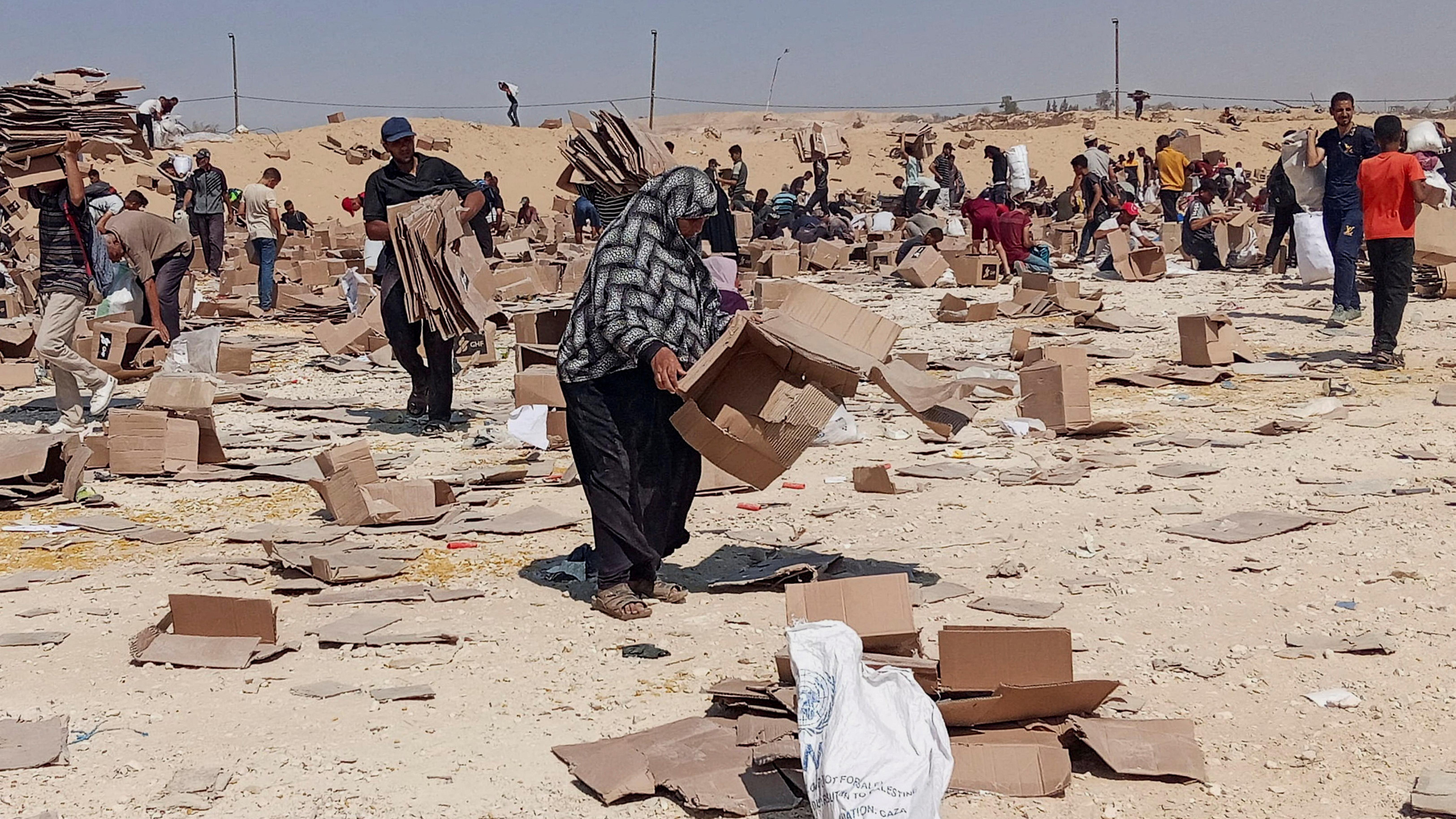 يتجمع الفلسطينيون لجمع ما تبقى من إمدادات الإغاثة من مركز التوزيع التابع لمؤسسة غزة الإنسانية المدعومة من الولايات المتحدة، في رفح، جنوب قطاع غزة