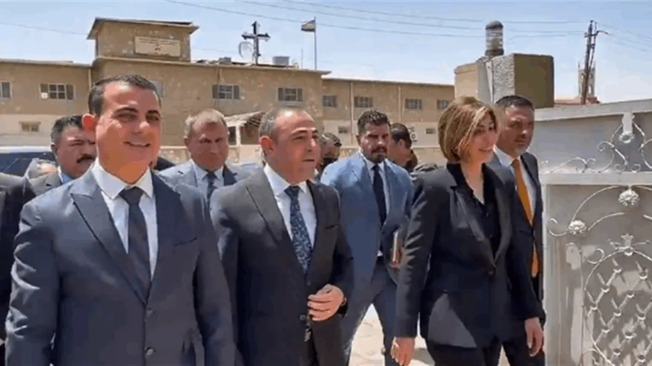 وزيرة الهجرة تشدد في تلكيف والحمدانية على ضرورة دعم عودة الأسر النازحة. وزيرة الهجرة تشدد في تلكيف والحمدانية على ضرورة دعم عودة الأسر النازحة.