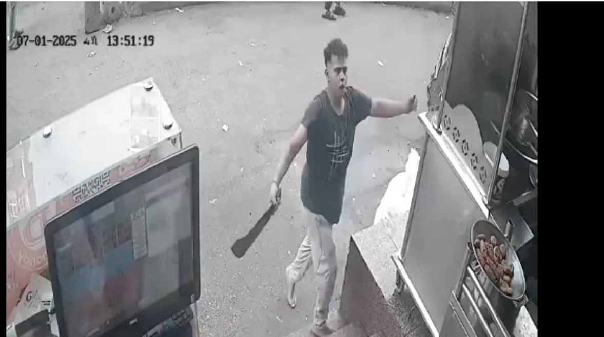 سقوط كوارشي بطل فيديو البلطجة في فيصل بعد اعتداءه على الناس بالسلاح الأبيض سقوط كوارشي بطل فيديو البلطجة في فيصل بعد اعتداءه على الناس بالسلاح الأبيض