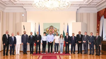 الرئيس البلغاري يمنح وزير الخارجية العُماني وسام الشرف من رئيس الجمهورية