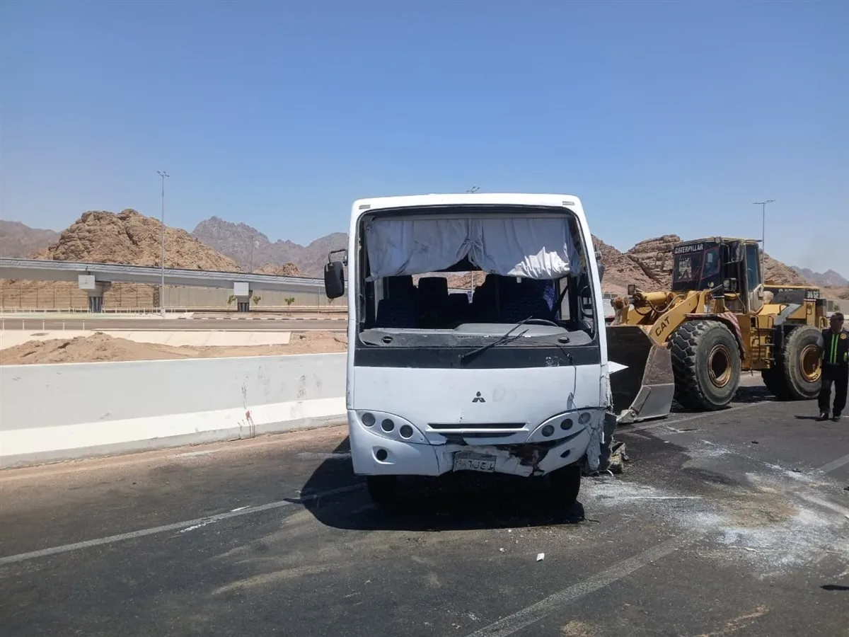إخراج العاملين المصابين في حادث انقلاب ميني باص بشرم الشيخ من المستشفى | صور الحادث