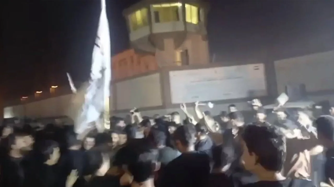 احتجاجات أمام مشروع ماء البصرة الكبير بسبب ملوحة المياه احتجاجات أمام مشروع ماء البصرة الكبير بسبب ملوحة المياه