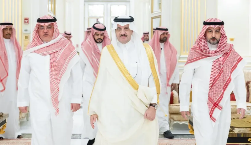 أمير المنطقة الشرقية يواسي عائلة الراجحي
