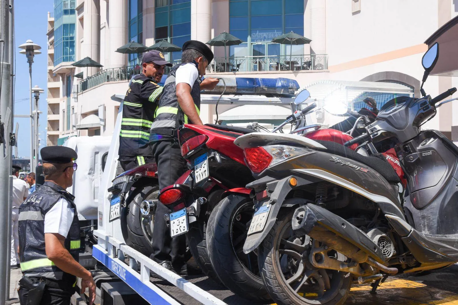 محافظ الإسكندرية يقوم بجولة على كورنيش الإسكندرية للتحقق من التزام المنشآت والشواطئ بالمتطلبات القانونية والمعايير البيئية. محافظ الإسكندرية يقوم بجولة على كورنيش الإسكندرية للتحقق من التزام المنشآت والشواطئ بالمتطلبات القانونية والمعايير البيئية.