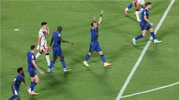 فلومينينسي يواجه الهلال.. دقيقة صمت مؤثرة على روح ديوغو جوتا تُثير مشاعر الحزن