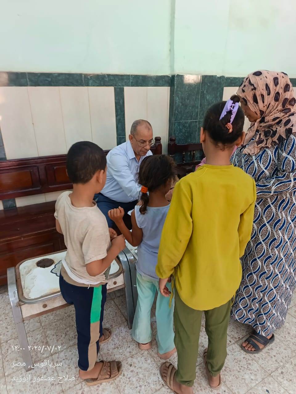 مدير التأمين الصحى السابق خلال الكشف على المرضى