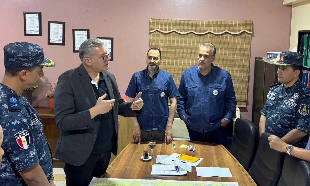 وزير البترول يراقب آثار حادث أدمارين 12 بشكل ميداني ويؤكد على أهمية الشفافية وزير البترول يراقب آثار حادث أدمارين 12 بشكل ميداني ويؤكد على أهمية الشفافية