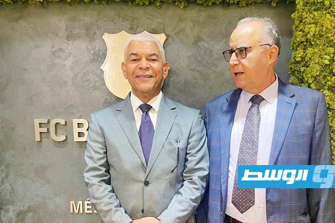 وزير الاستثمار في حكومة أسامة حماد، علي السعيدي القايدي مع عضو مجلس النواب الصالحين عبدالنبي على هامش لقائهما رئيس نادي برشلونة، 4 يوليو 2025 (حكومة أسامة حماد)