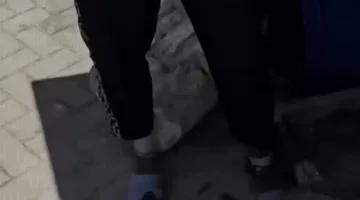 في البصرة.. عامل مقيد بالأغلال!