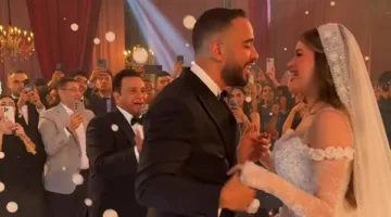 بالصور.. محمد فؤاد يعبر عن مشاعره بالغناء والبكاء في زفاف ابنته