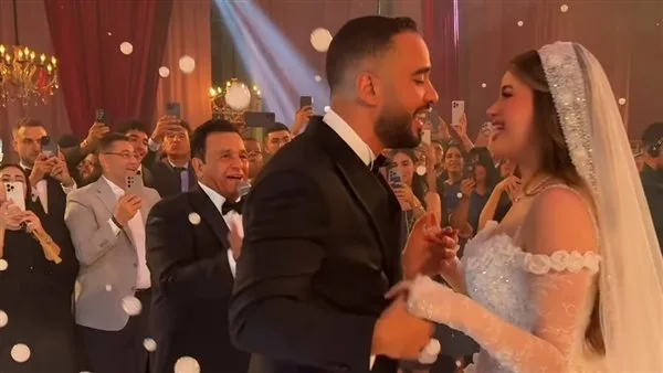 بالصور.. محمد فؤاد يعبر عن مشاعره بالغناء والبكاء في زفاف ابنته
