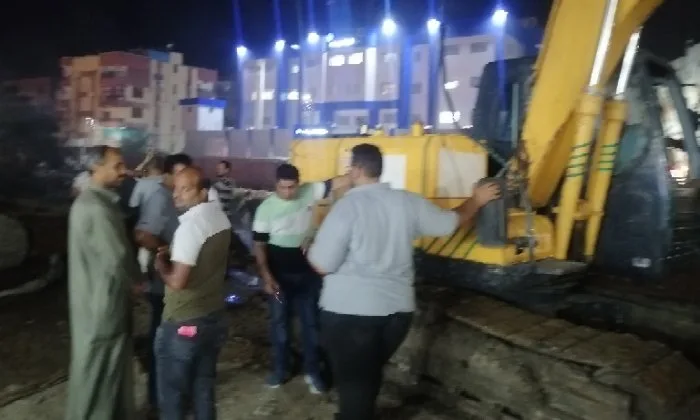 انفجار غير متوقع في أنبوب مياه الشرب بأبوحماد والجهات المختصة تتدخل سريعاً للإصلاح