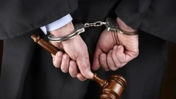 شرطة الجيزة تعتقل المشتبه به في قتل زوجته بسلاح أبيض داخل منزلهما في الطالبية شرطة الجيزة تعتقل المشتبه به في قتل زوجته بسلاح أبيض داخل منزلهما في الطالبية