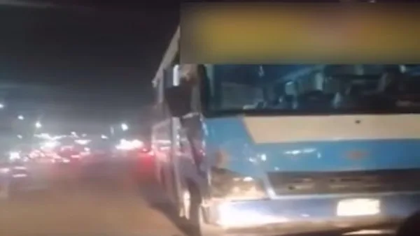 سائق أتوبيس في مدينة نصر يهدد حياة المواطنين ويقع في الحجز سائق أتوبيس في مدينة نصر يهدد حياة المواطنين ويقع في الحجز