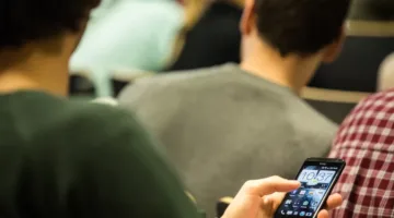 بحث في هولندا: منع استخدام الهواتف في المدارس يعزز من مستوى التركيز
