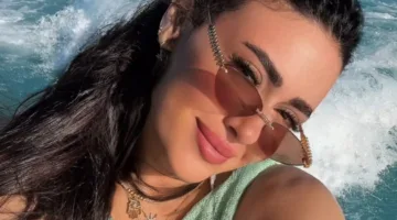 على اليخت.. ميرنا مور الدين تتألق بإطلالة صيفية أنيقة