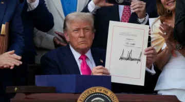 الرئيس الأمريكي يوافق على قانون الميزانية الكبيرة تزامناً مع احتفالات العيد الوطني.